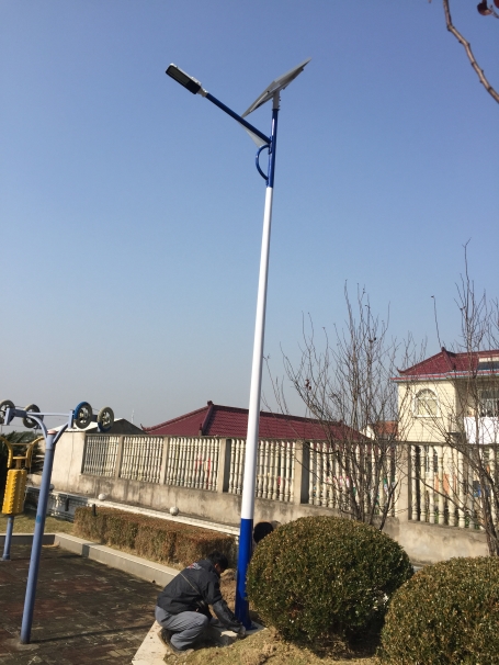 How do solar street lights control time?